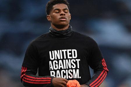 عکس روز؛ مبارزه با نژادپرستی در میدان فوتبال